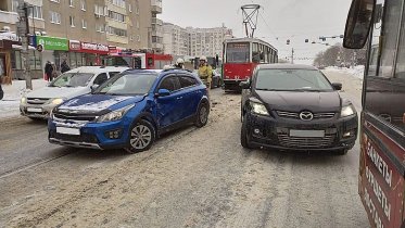 Фото: В ходе столкновения иномарок в Череповце пострадала женщина