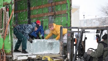 Фото: В Череповец доставили лед для фестиваля ледяных скульптур