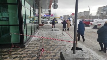 Фото: В Череповце лёд с ТРЦ обрушился на пенсионерку