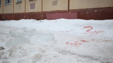 Фото: Стало известно о состоянии девушки, пострадавшей от падения наледи