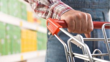 Фото: В Череповце вор, убегая из магазина, врезался в стеклянные двери