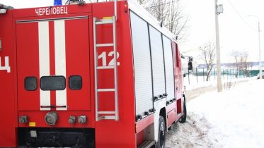 Фото: Дом пенсионерки вспыхнул ночью в Череповце