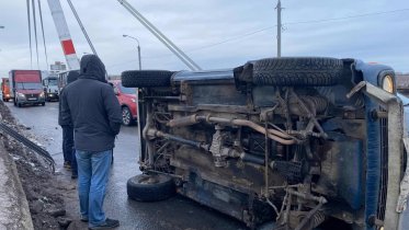 Фото: В Череповце на Октябрьском мосту перевернулась «Нива»
