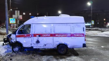 Фото: Скорая помощь и иномарка не поделили улицу Сталеваров