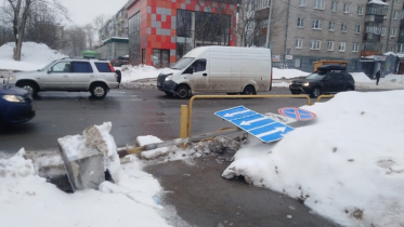 Фото: В Череповце сильный ветер снес крыши остановок