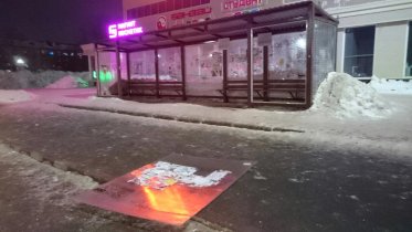 Фото: Двое подростков разгромили автобусную остановку в Череповце