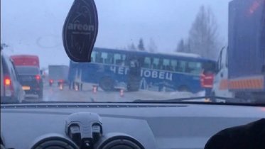 Фото: Пассажирский автобус улетел в кювет под Череповцом