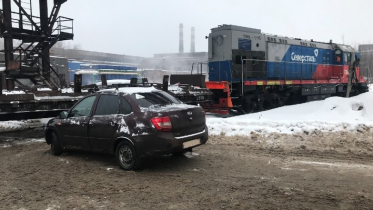 Фото: На «Северстали» под поезд попала отечественная легковушка