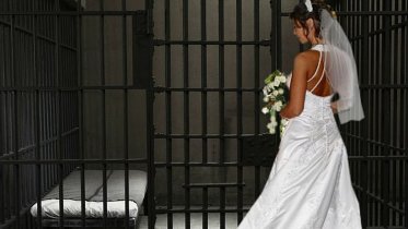 Фото: Пенсионера во время продажи свадебного платья обманули мошенники