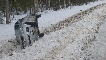 Фото: В Череповецком районе иномарка слетела с трассы в кювет