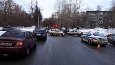 Фото: В Череповце две «Лады» не поделили улицу Архангельскую
