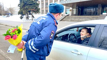 Фото: В Череповце инспекторы ГИБДД поздравили женщин-водителей
