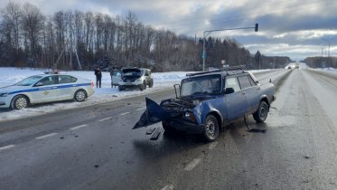 Фото: Череповчанин на отечественной легковушке влетел в иномарку