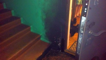 Фото: В квартире череповчанки подожгли входную дверь