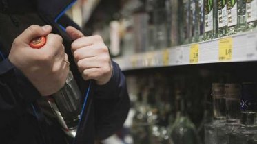 Фото: Череповчанин решил выпить и закусить прямо в магазине