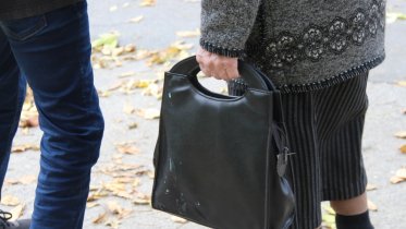 Фото: Череповчанин, помогая пенсионерке, обокрал ее в подъезде