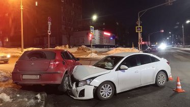 Фото: Две иномарки не поделили перекресток в Череповце: пострадал ребенок