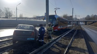 Фото: Трамвайное движение в Череповце парализовали легковушки