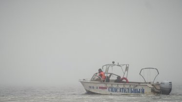 Фото: В Череповце специалисты спасли жизнь велосипедисту, разъезжавшему по льду