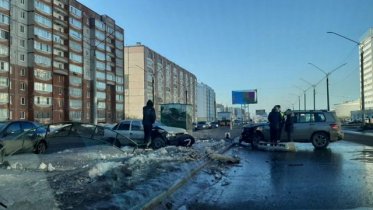 Фото: В аварии на Октябрьском проспекте пострадали 3 человека