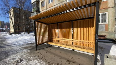 Фото: Новые остановки в Череповце обрисовали и заклеили объявлениями