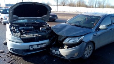 Фото: В Череповце две иномарки не поделили перекресток, есть пострадавший