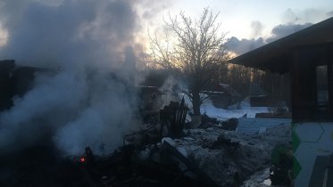 Фото: Жилой дом и ряд построек сгорели под Череповцом