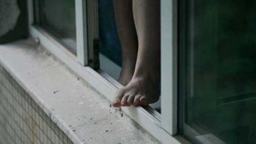 Фото: В Череповце школьник выпал из окна многоэтажки