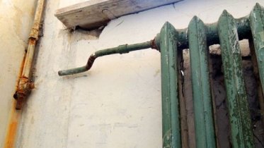 Фото: Компания череповчан променяла радиаторы из подъезда на водку