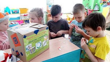 Фото: Старые фломастеры и пластиковые стаканчики пригодились череповецким отцам