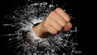 Фото: В Череповце молодой человек разгромил туалет развлекательного центра