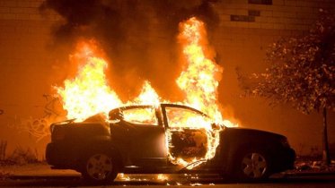 Фото: Две иномарки сгорели в Череповце
