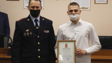 Фото: Череповчанин получил награду за помощь в задержании нетрезвого водителя