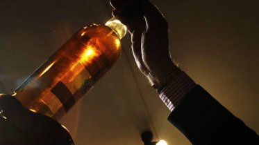 Фото: В Череповце посетитель магазина украл коньяк, спрятав его в рукав