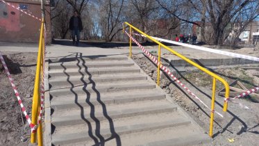 Фото: В Череповце приступили к установке перил на уличных лестницах