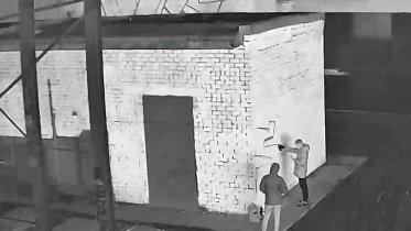 Фото: Будку под Октябрьским мостом «разукрасили» хулиганы