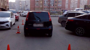 Фото: Ребенок попал под колеса иномарки Nissan в Череповце