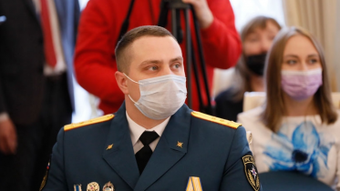 Фото: Череповчанин получил награду за спасение людей из огня