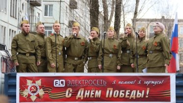 Фото: В череповецком дворе прошел концерт для ветерана