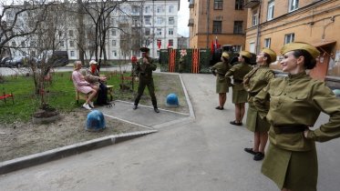 Фото: В Череповце во дворе дома поздравили еще одного ветерана ВОВ