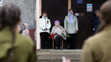 Фото: В Череповце прямо у дома поздравили еще одного ветерана