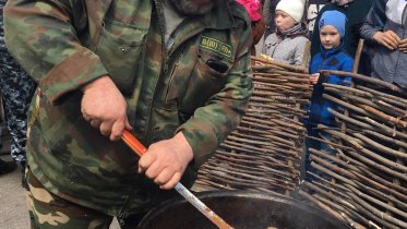 Фото: В Комсомольском парке съели порядка 100 килограммов гречневой каши