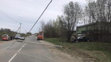 Фото: 4 человека пострадали в иномарке, сбившей столб на Боршодской