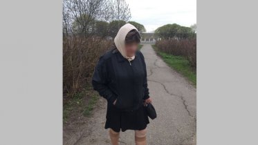 Фото: Мужчину в женской одежде, следящего за детьми, заметили в Череповце