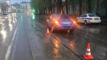 Фото: Череповчанка, переходя дорогу в неположенном месте, попала под колеса авто