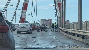 Фото: Иномарка протаранила ограждение на Октябрьском мосту