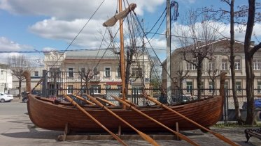 Фото: На ладье у Музея археологии появились мачта и весла