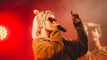 Фото: В День Химика для череповчан споют Клава Кока и группа Dabro