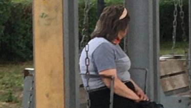 Фото: Странный мужчина в женской одежде снова разгуливает по Череповцу