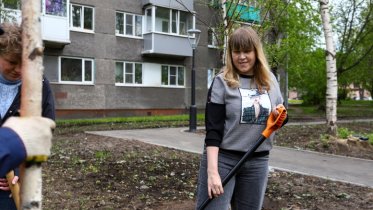 Фото: Сквер у колхозного рынка украсили рослыми березами